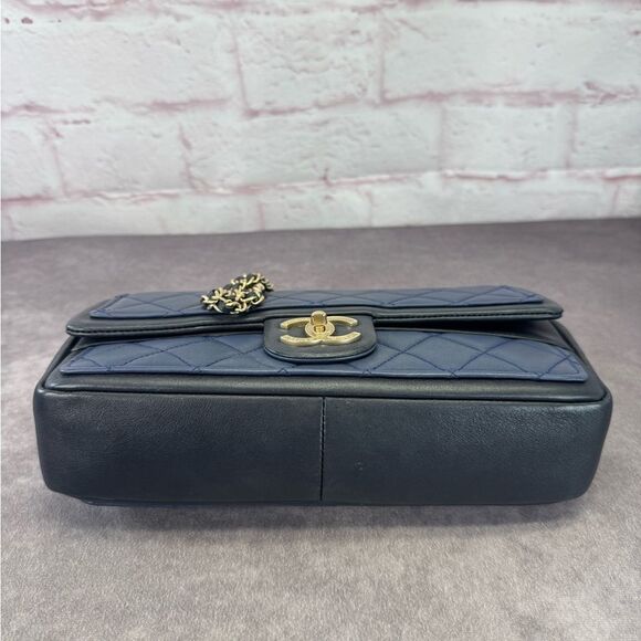 CHANEL Lambskin Quilted Medium Graphic Flap Navy Black - Picture 7 of 16